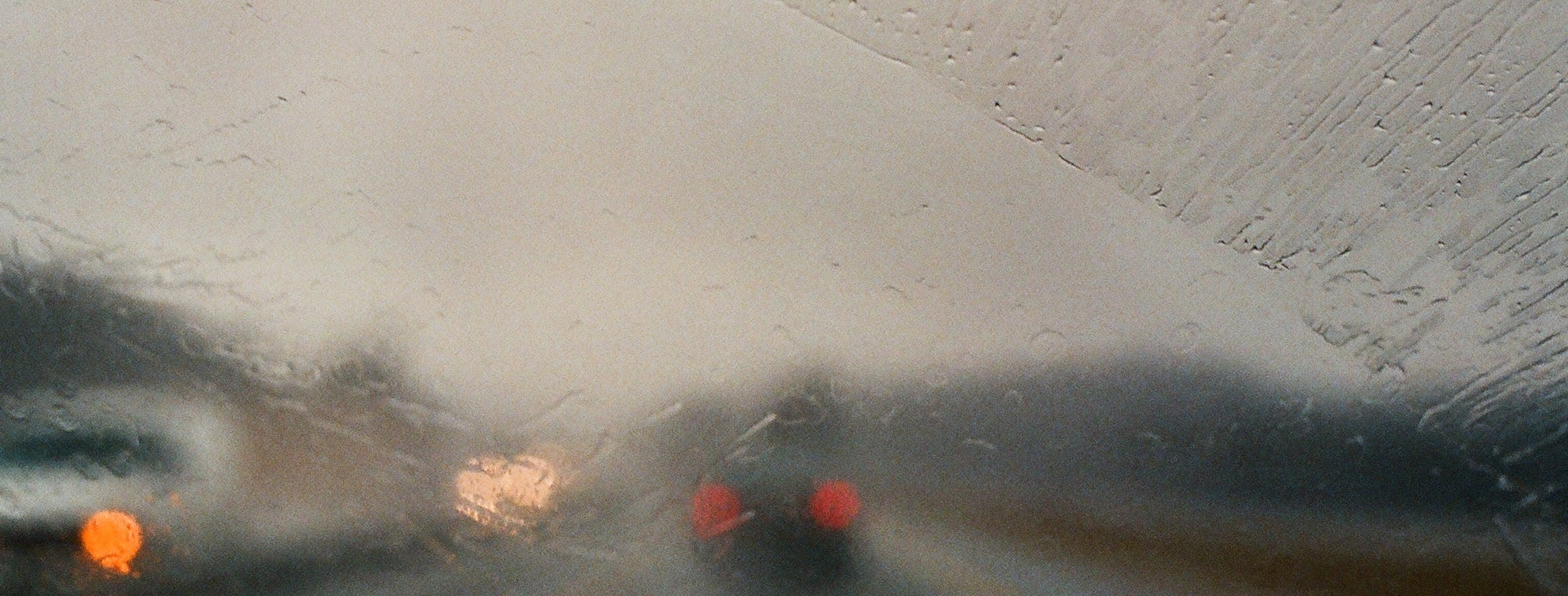 Niepoprawnie wystarta szyba podczas deszczu przez wycieraczki samochodowe.