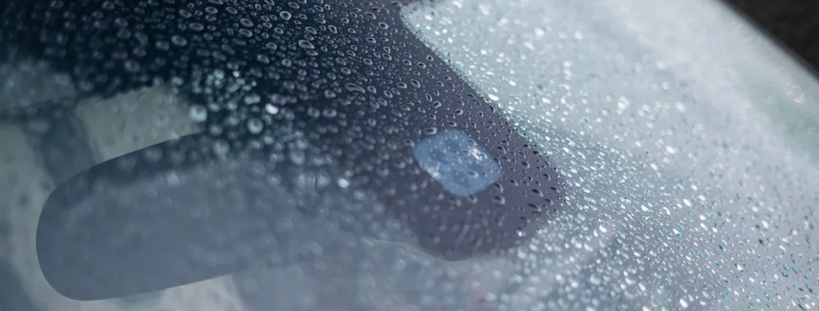 Wycieraczki samochodowe z czujnikami deszczu.