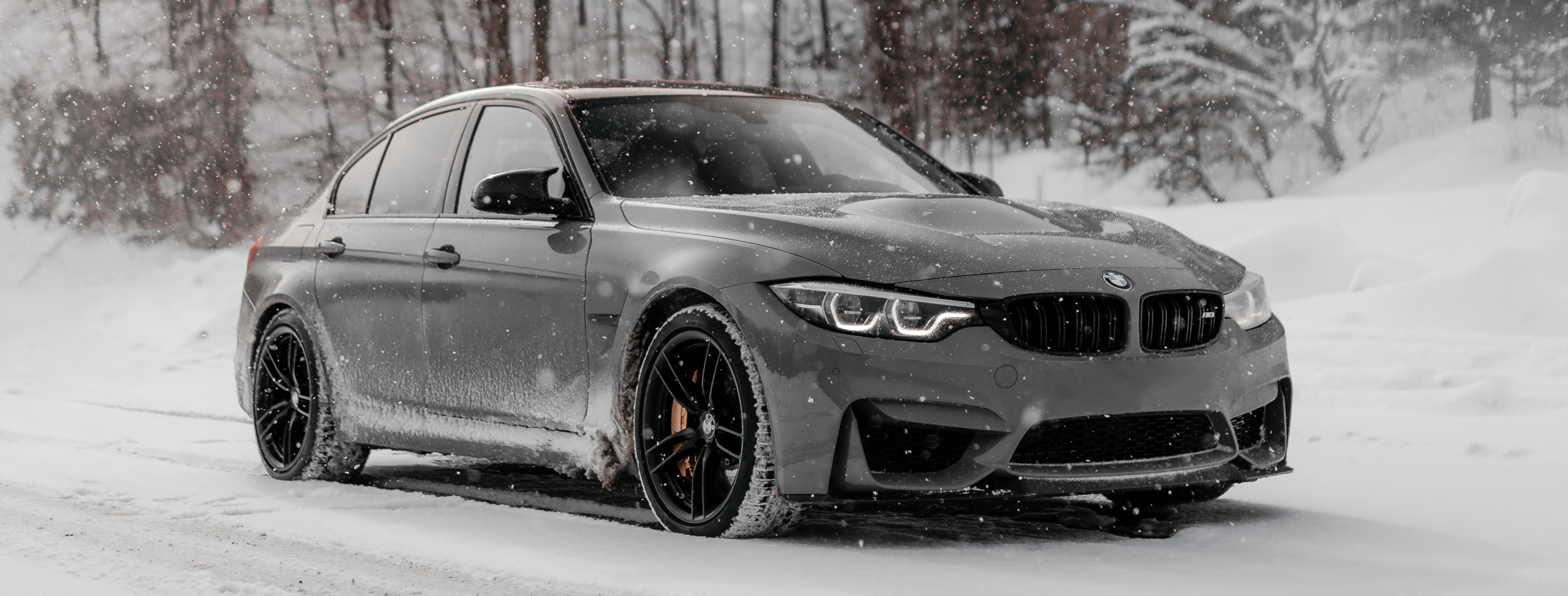 Samochód BMW w okresie zimy.
