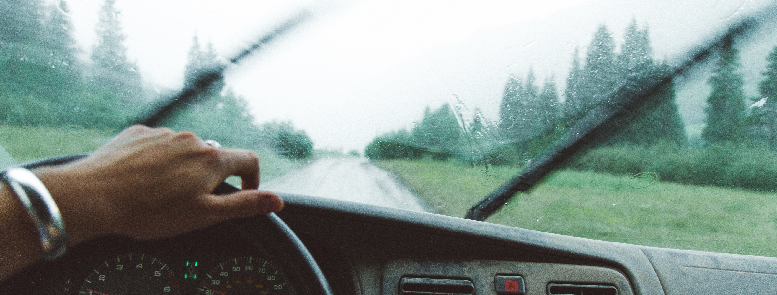Dobrze zbierające wycieraczki samochodowe podczas jazdy w deszczu.