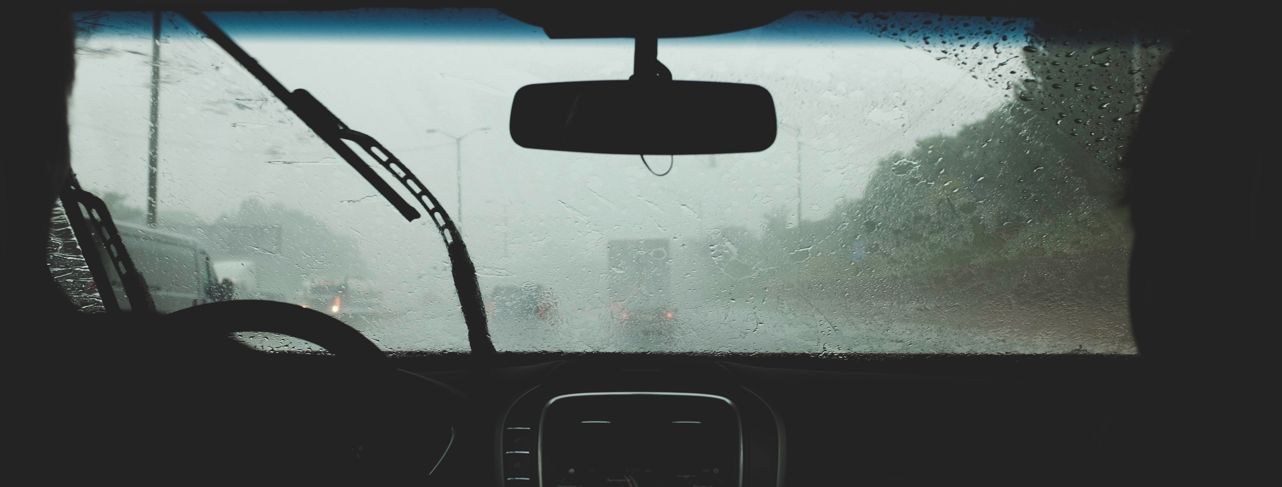 Praca wycieraczek samochodowych podczas jazdy w deszczu.