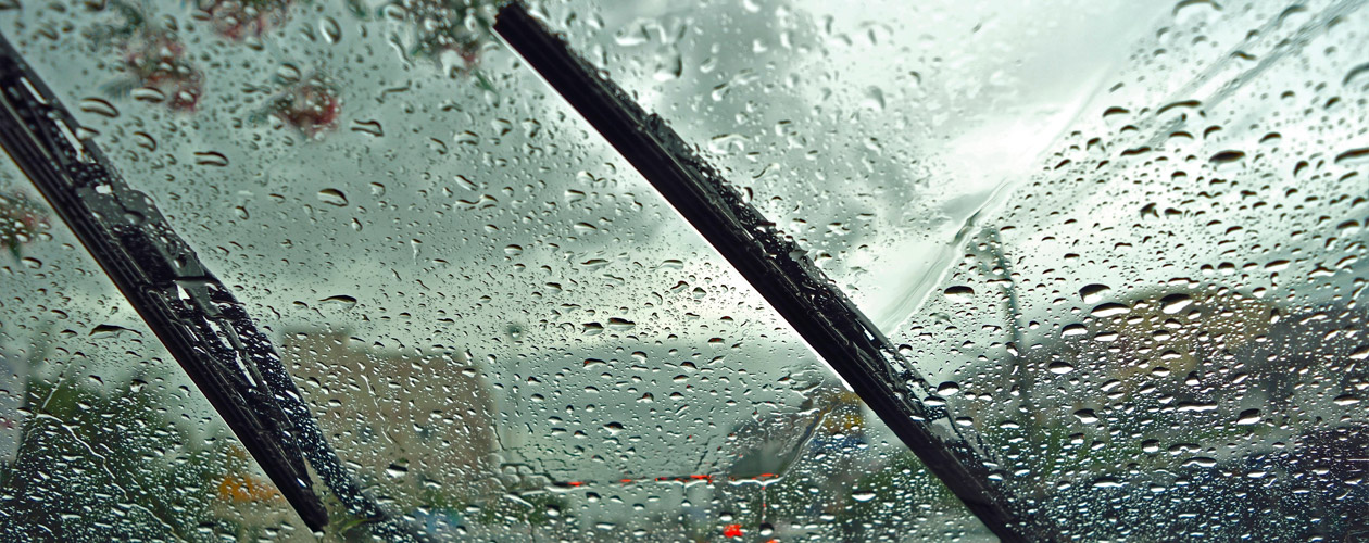 Praca wycieraczek samochodowych podczas deszczu