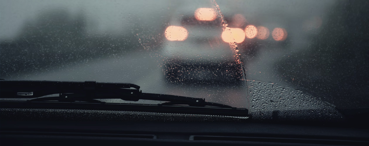 Pióra wycieraczek w Fiat Grande Punto podczas deszczu