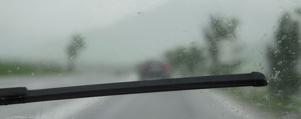 Wycieraczki samochodowe podczas jazdy w deszczu